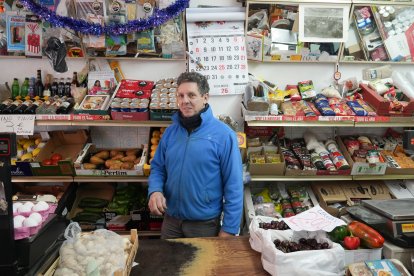 Fernando Santos, dueño de la frutería Rosa Mari, en la calle de San Lázaro de Valladolid.