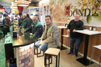 Varios clientes en el bar Donde Vane, situado en la calle de San Lázaro de Valladolid.