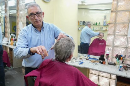 Alberto Alba Herreras, dueño de la peluquería Modesto, en el número 10.