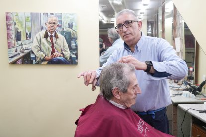 Alberto Alba Herreras, dueño de la peluquería Modesto, en el número 10.