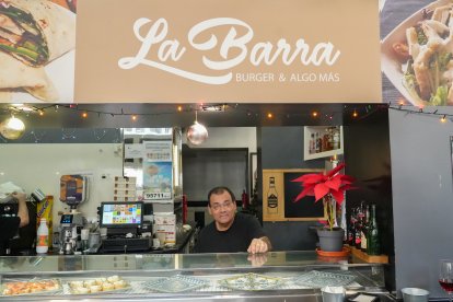 Guillermo Mendoza, dueño del bar La Barra, situado en la esquina con la calle Villanubla.