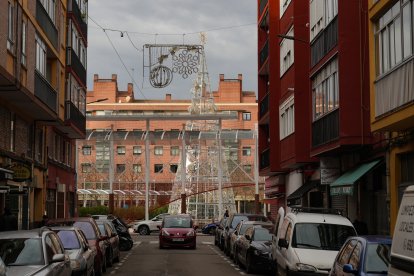 Árbol de Navidad de la plaza de la Solidaridad del barrio de La Victoria.