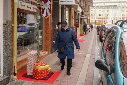 Uno de los escaparates de la calle de San Lázaro con adornos de Navidad.