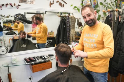 Rubén Miguélez, dueño de la peluquería Cambio y Corto, en el número 21.