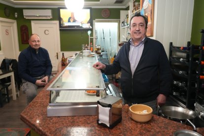 Carlos Rubio, dueño del bar Café Más, en el número 26.