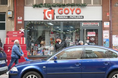 Escaparate de la librería-papelería Goyo en la calle de San Lázaro.