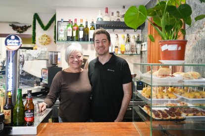 María de los Ángeles Villarpriego con su hijo Yeray, dueños de Churrería Bruselas, en la esquina con la calle Monjas.