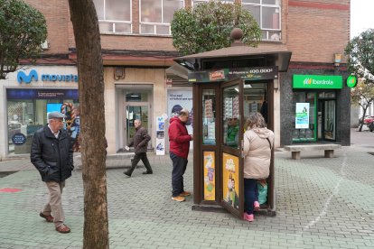Quiosco de la ONCE en la plaza de las Monjas que divide en dos la calle de San Lázaro.