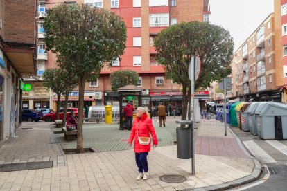 Varias personas en la plaza de las Monjas de la calle de San Lázaro.