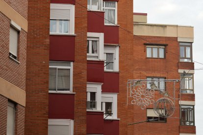 Bloques de pisos en la calle de San Lázaro de Valladolid.