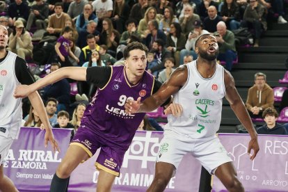Imagen del UEMC Baloncesto Valladolid ante Cáceres Patrimonio de la Humanidad.