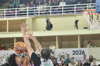 Imagen del UEMC Baloncesto Valladolid ante Cáceres Patrimonio de la Humanidad.