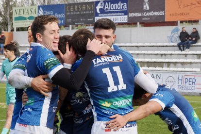 Jugadores del VRAC celebran un ensayo ante el Barça.