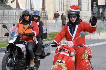 Cabalgata motera de Papá Noel a su paso por la Plaza de Zorrilla