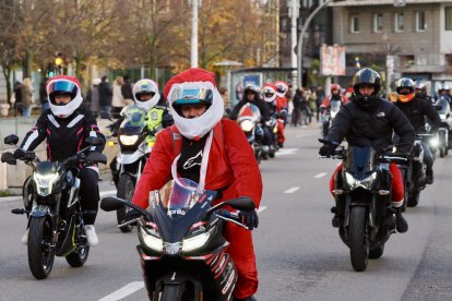 Cabalgata motera de Papá Noel a su paso por la Plaza de Zorrilla
