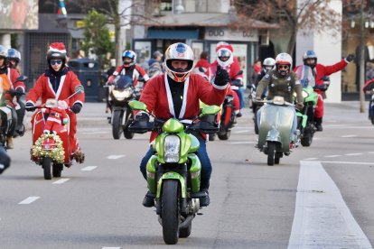 Cabalgata motera de Papá Noel a su paso por la Plaza de Zorrilla