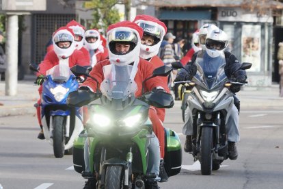 Cabalgata motera de Papá Noel a su paso por la Plaza de Zorrilla