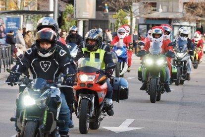 Cabalgata motera de Papá Noel a su paso por la Plaza de Zorrilla