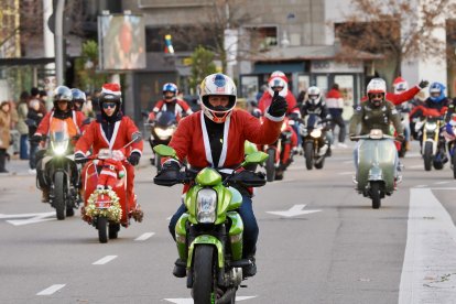 Cabalgata motera de Papá Noel a su paso por la Plaza de Zorrilla