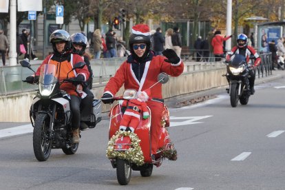 Cabalgata motera de Papá Noel a su paso por la Plaza de Zorrilla