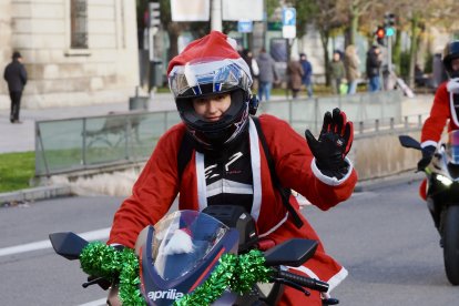 Cabalgata motera de Papá Noel a su paso por la Plaza de Zorrilla