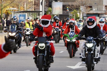 Cabalgata motera de Papá Noel a su paso por la Plaza de Zorrilla