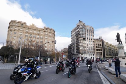 Cabalgata motera de Papá Noel a su paso por la Plaza de Zorrilla