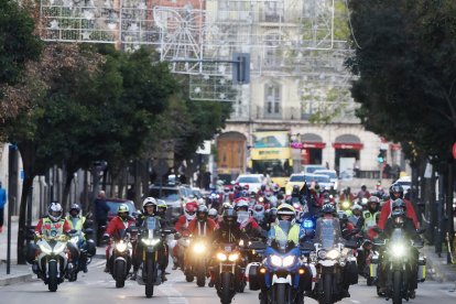 Cabalgata motera de Papá Noel a su paso por la Plaza de Zorrilla