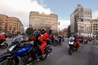 Cabalgata motera de Papá Noel a su paso por la Plaza de Zorrilla