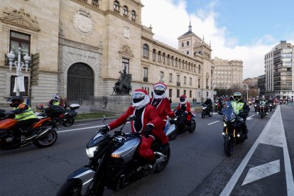 Cabalgata motera de Papá Noel a su paso por la Plaza de Zorrilla