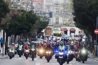 Cabalgata motera de Papá Noel a su paso por la Plaza de Zorrilla
