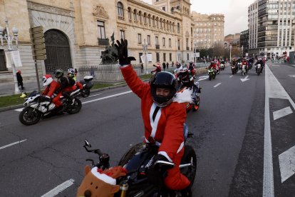 Cabalgata motera de Papá Noel a su paso por la Plaza de Zorrilla