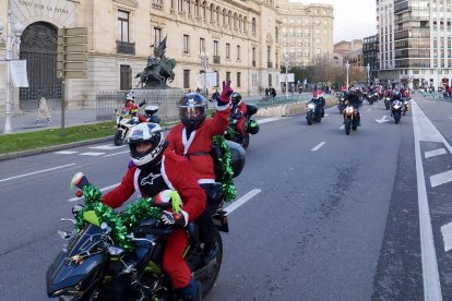 Cabalgata motera de Papá Noel a su paso por la Plaza de Zorrilla