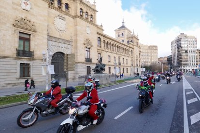 Cabalgata motera de Papá Noel a su paso por la Plaza de Zorrilla