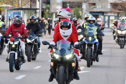 Cabalgata motera de Papá Noel a su paso por la Plaza de Zorrilla