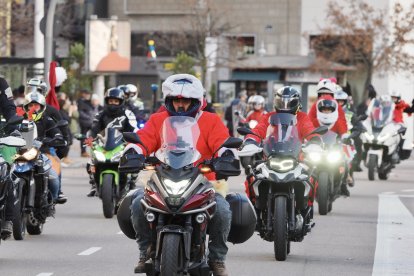 Cabalgata motera de Papá Noel a su paso por la Plaza de Zorrilla