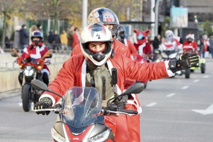 Cabalgata motera de Papá Noel a su paso por la Plaza de Zorrilla