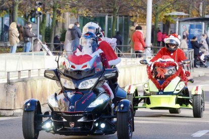 Cabalgata motera de Papá Noel a su paso por la Plaza de Zorrilla