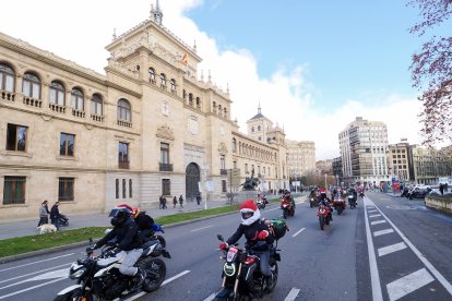 Cabalgata motera de Papá Noel a su paso por la Plaza de Zorrilla