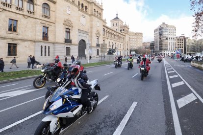 Cabalgata motera de Papá Noel a su paso por la Plaza de Zorrilla