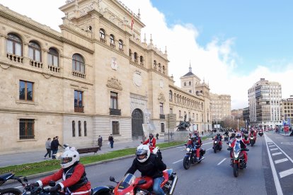 Cabalgata motera de Papá Noel a su paso por la Plaza de Zorrilla