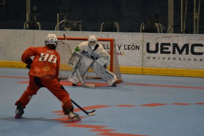 Una acción del partido entre Caja Rural Panteras y Skulls Almasserá.