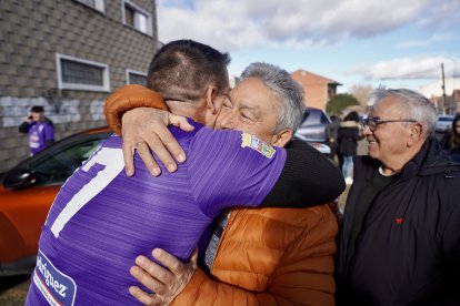 Jugadores y directivos de La Bañeza FC celebran el Gordo de la Lotería de Navidad 2025