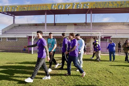 Jugadores y directivos de La Bañeza FC celebran el Gordo de la Lotería de Navidad 2025