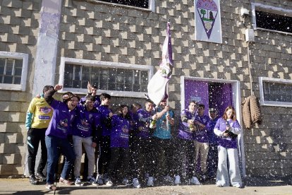 Jugadores y directivos de La Bañeza FC celebran el Gordo de la Lotería de Navidad 2025
