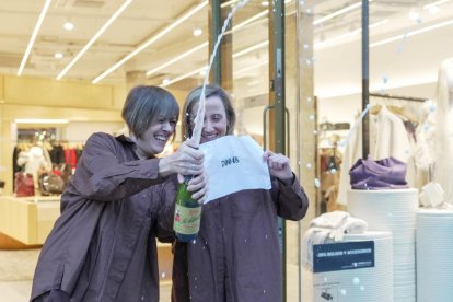 María y Beatriz, trabajadoras de Bimba y Lola en la calle Santiago.
