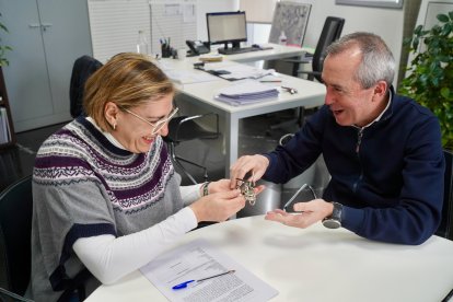 La presidenta de FEAFES Valladolid ‘El Puente, Raquel Barbero de Pablos junto con el presidente de VIVA, José Ignacio Zarandona durante la firma del convenio de colaboración.