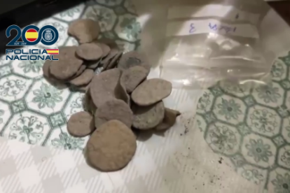 Recuperan en León una corona visigoda, monedas de plata, áureos de época moderna y otros objetos arqueológicos