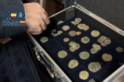 Recuperan en León una corona visigoda, monedas de plata, áureos de época moderna y otros objetos arqueológicos