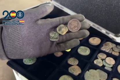 Recuperan en León una corona visigoda, monedas de plata, áureos de época moderna y otros objetos arqueológicos